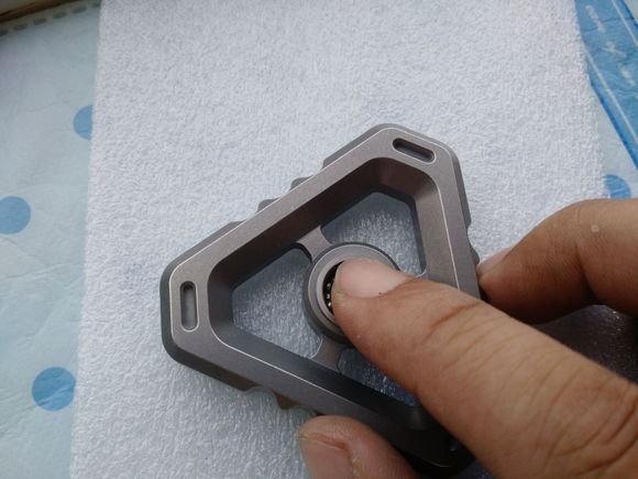 国外枪支配件企业不务正业，用枪支钢材做了一款指尖陀螺