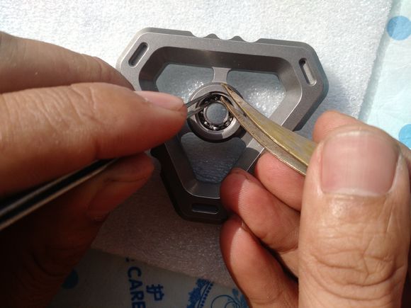 国外枪支配件企业不务正业，用枪支钢材做了一款指尖陀螺