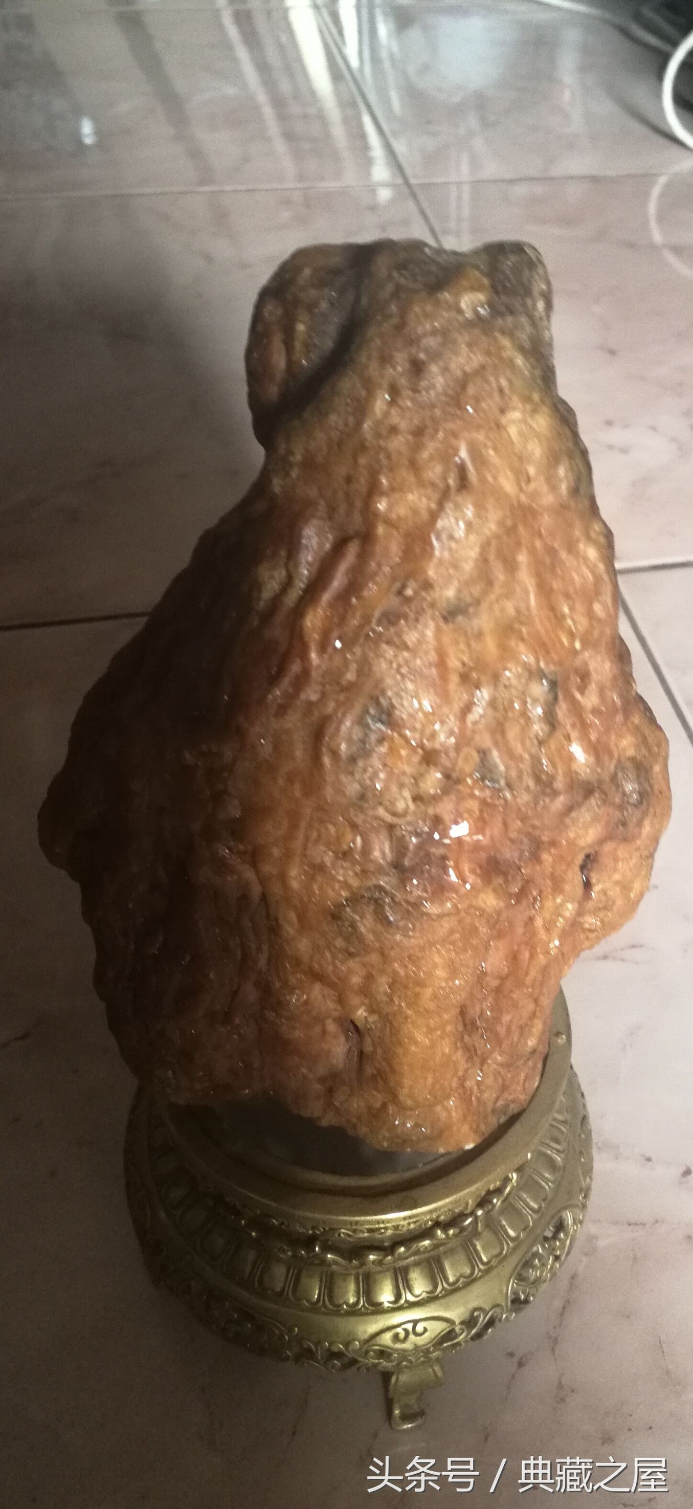 一块琥珀原石浮显人神掠影