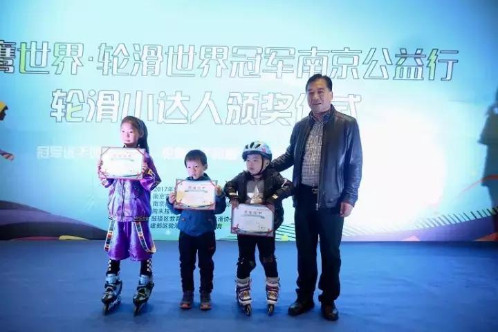 当“天空之城”遇上“动感轮滑”｜轮滑冠军林恩宁上演炫酷表演