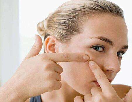 女性外面长了小痘,外面长什么痘里面就有什么病