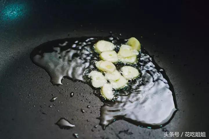 炸猪油渣怎么做到蓬松,怎样炸猪油渣又酥又脆