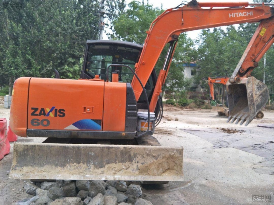 日立60-5a挖掘机,日立60-5挖掘机行走快动作慢