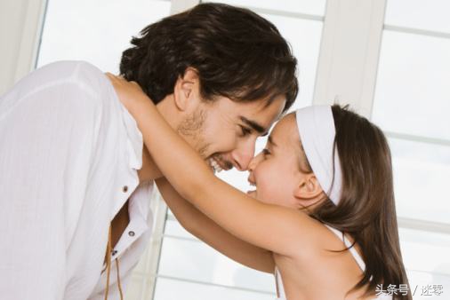 囧！孩子太粘人，上厕所也要抱大腿上怎么办？在线等，急！