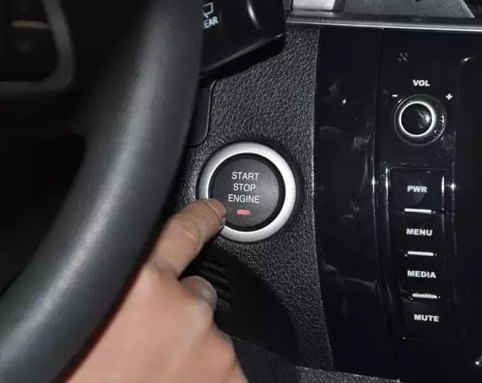 开车不能乱按的3个按钮,开车时最好不要按下这个键