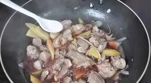 喝不完的红酒怎么做菜,红酒炖羊排用什么红酒