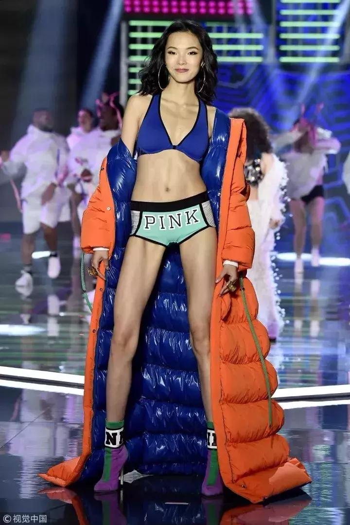 维密秀奚梦瑶摔倒完整版,奚梦瑶在维密大秀上摔倒