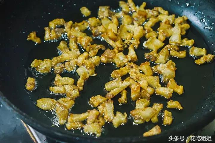 炸猪油渣怎么做到蓬松,怎样炸猪油渣又酥又脆