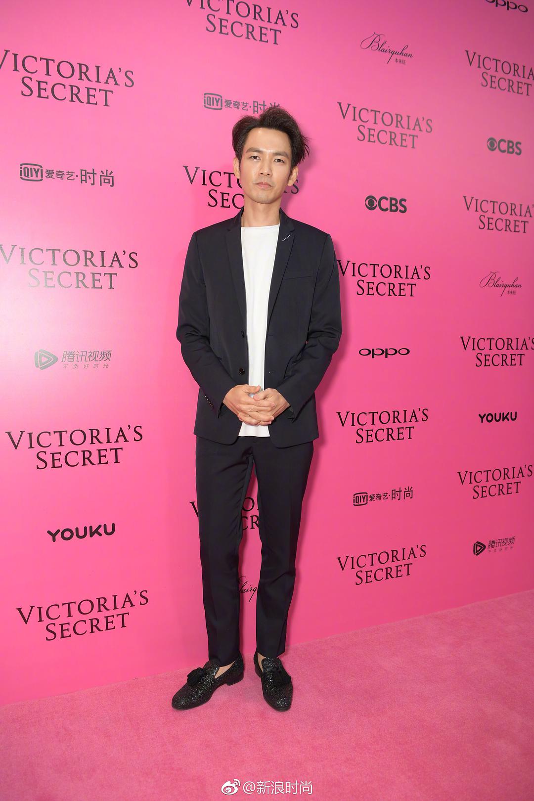 奚梦瑶维密秀大摔跤！脚肿成包子坚持走完全场，曾说摔跤就退休！