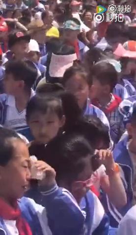 感恩教育还是*脑洗**营销？这所初中6000多人听了他的话，抱头痛哭……