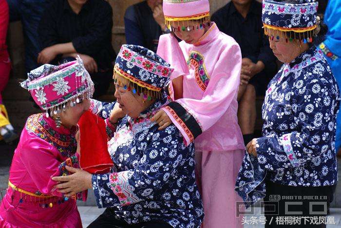 老话说“妻子要小，二麦要老”，如有*弟弟小**对你山盟海誓，咋办？