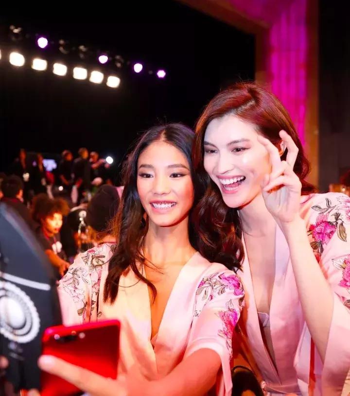 维密秀奚梦瑶摔倒完整版,奚梦瑶在维密大秀上摔倒