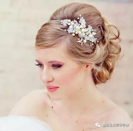 早春出游简单编发,这几款编发造型为你约会加分