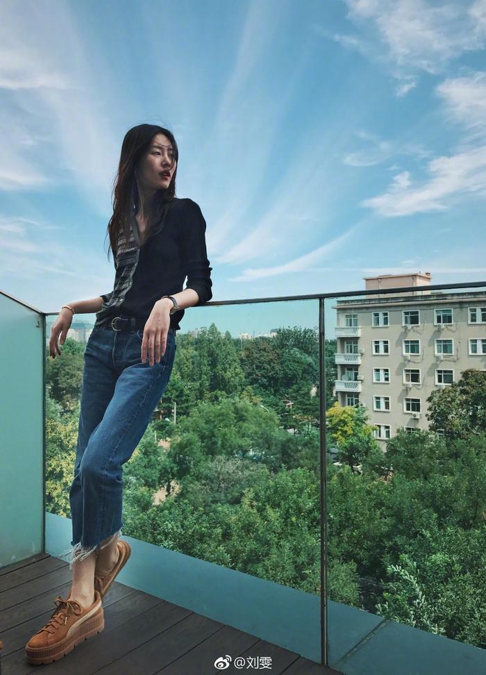 刘雯自己打拼的成就,刘雯从超模到成熟的视频