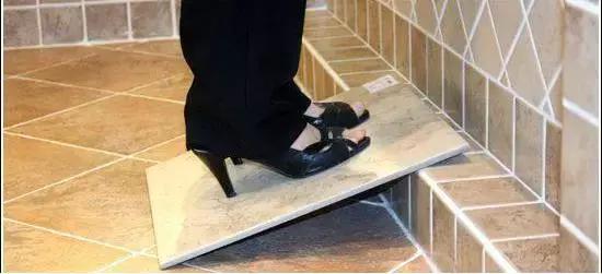 华丽的“梦瑶摔”，能否推动防滑砖标准快点建立？