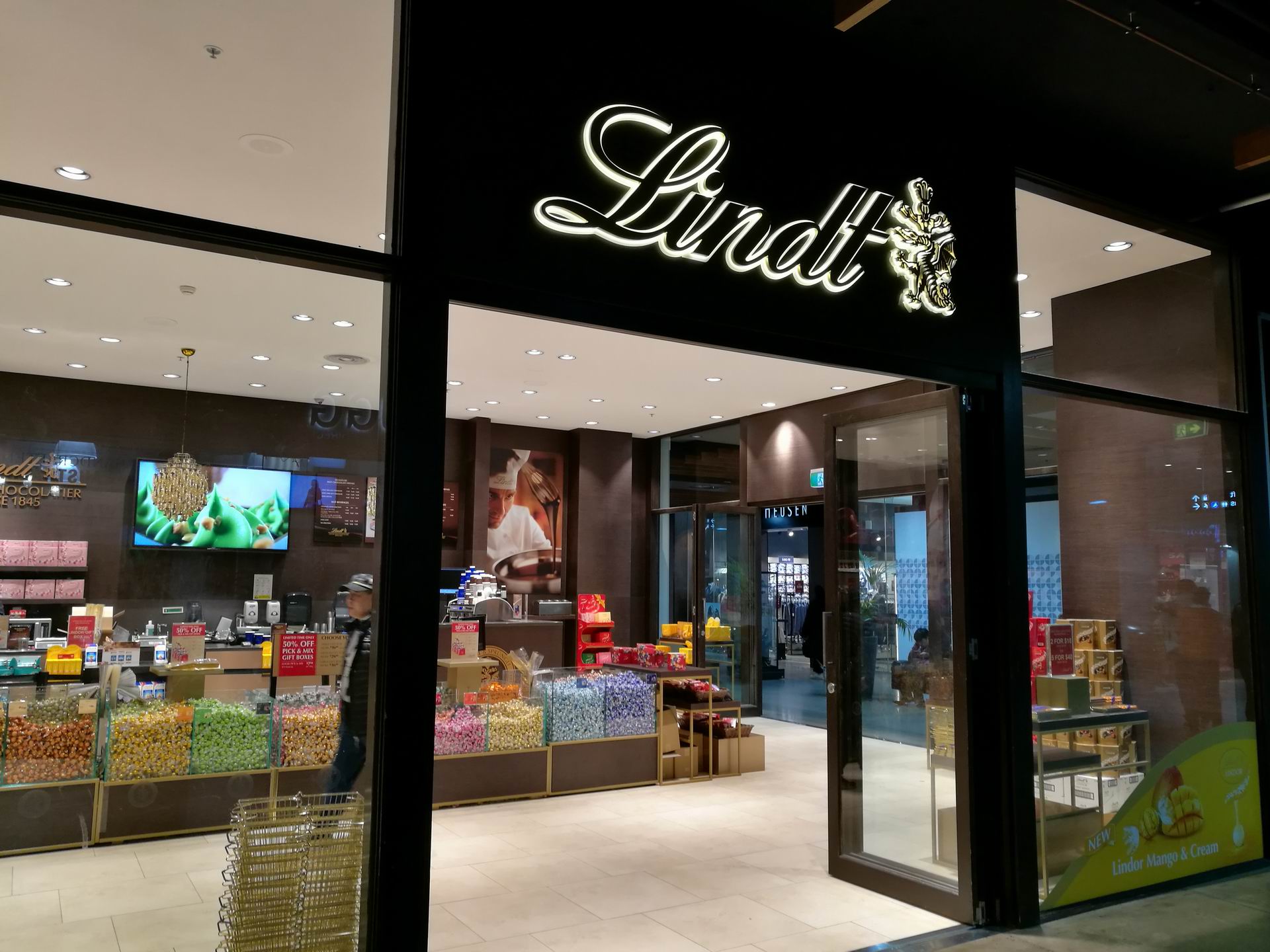 开在墨尔本市区黄金地段的奥特莱斯