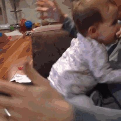 换尿不湿的奶爸,换尿布的奶爸