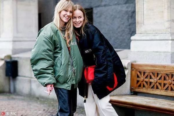 鹿晗刘昊然同款羽绒服,刘昊然中戏羽绒服机场