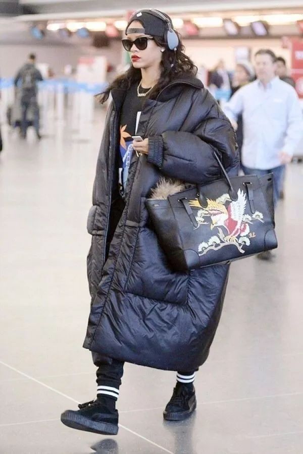 鹿晗刘昊然同款羽绒服,刘昊然中戏羽绒服机场