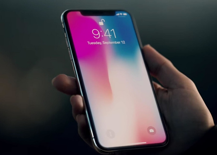 Samsung讽刺苹iPhoneX“M字额”，如今轮到Moto来踢馆