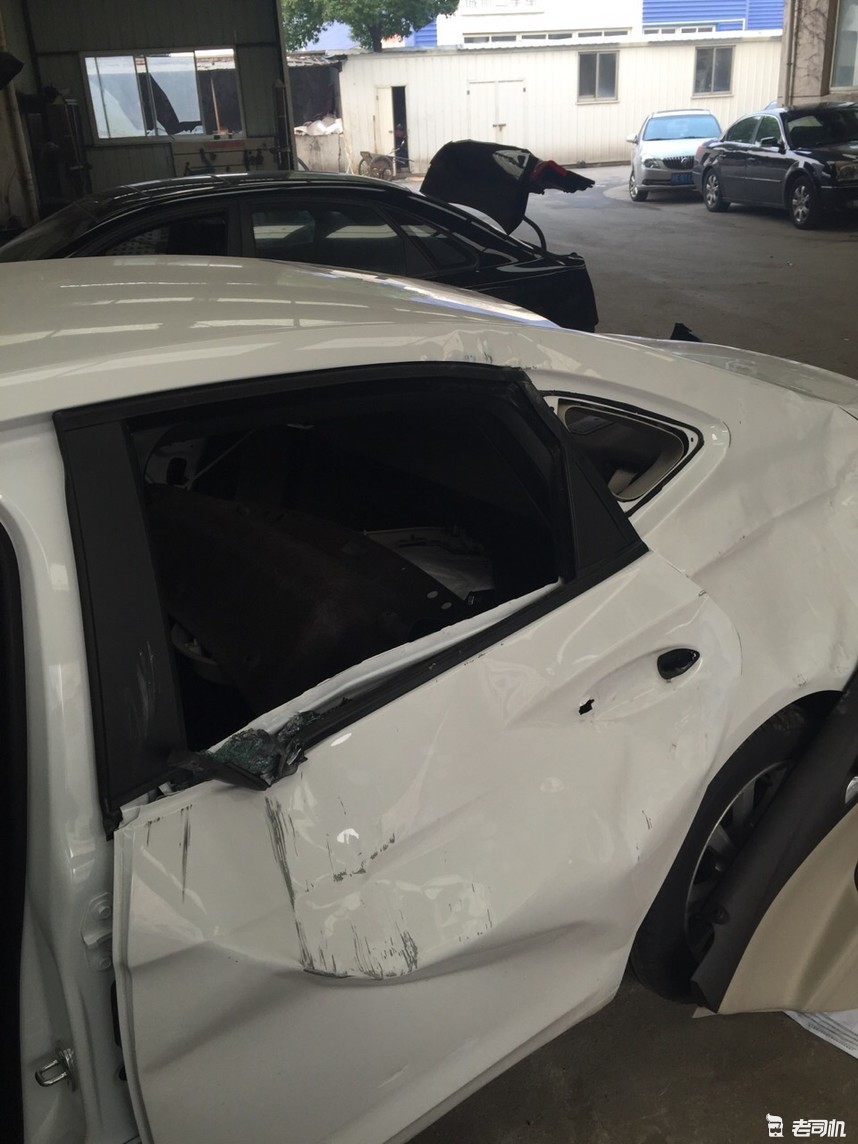 车撞到墙掉了漆该不该走保险,汽车被砸一直不报保险