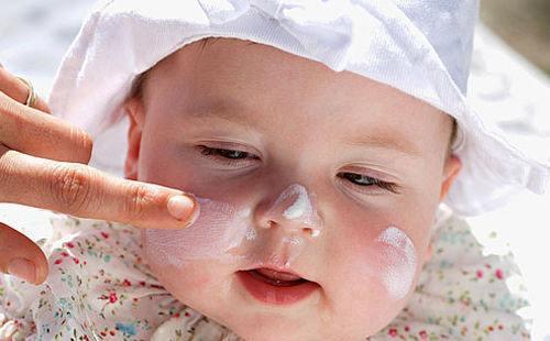 天气干燥宝宝的小脸该怎样保护,秋冬天气干燥宝宝皮肤要保护好