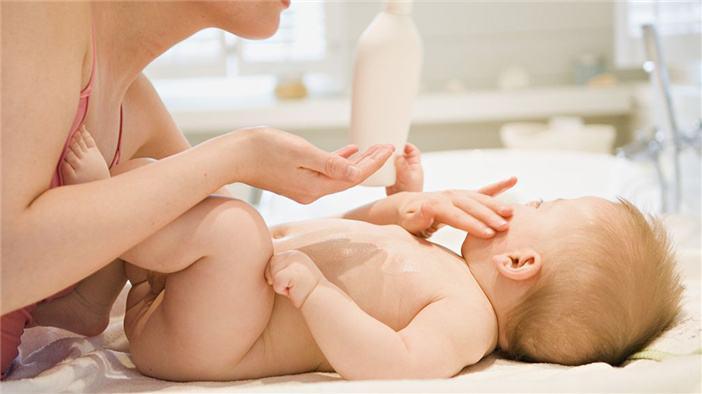 天气干燥宝宝的小脸该怎样保护,秋冬天气干燥宝宝皮肤要保护好