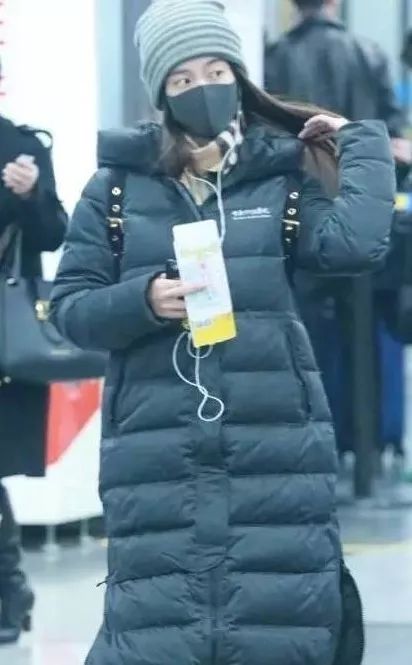 鹿晗刘昊然同款羽绒服,刘昊然中戏羽绒服机场