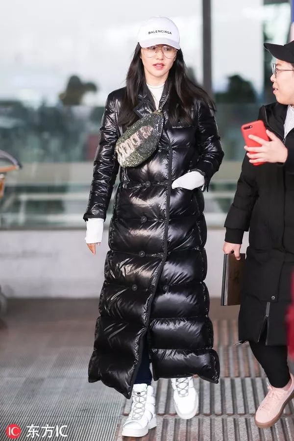 鹿晗刘昊然同款羽绒服,刘昊然中戏羽绒服机场