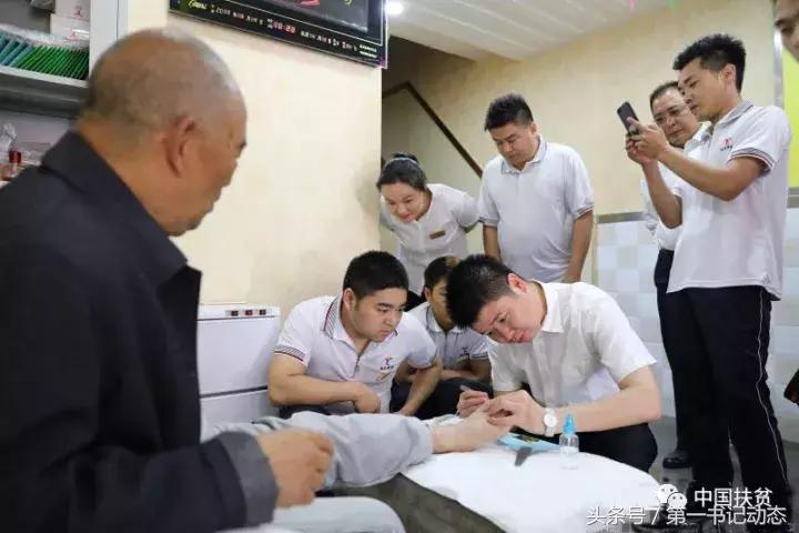 郑远元全国脱贫攻坚奉献奖,郑远元脱贫攻坚领奖照片