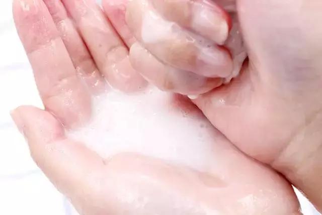 皮肤起皮卡粉浮粉怎么办,干皮上妆起皮浮粉斑驳怎么解决呢