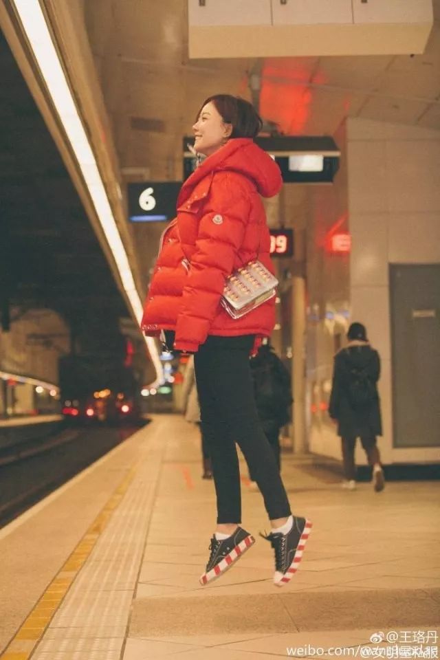 鹿晗刘昊然同款羽绒服,刘昊然中戏羽绒服机场