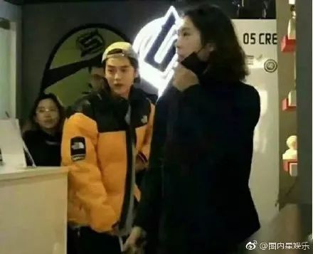 鹿晗刘昊然同款羽绒服,刘昊然中戏羽绒服机场