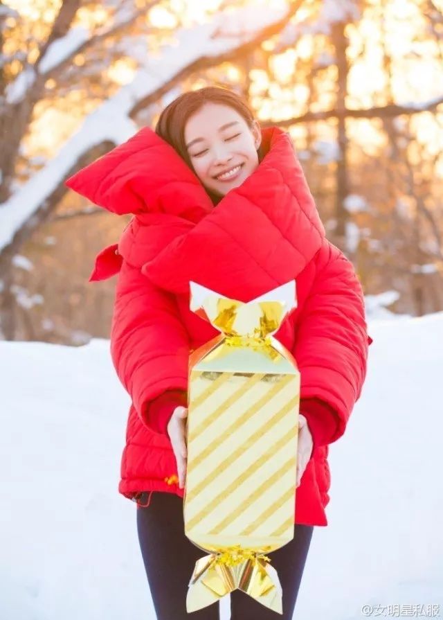 鹿晗刘昊然同款羽绒服,刘昊然中戏羽绒服机场