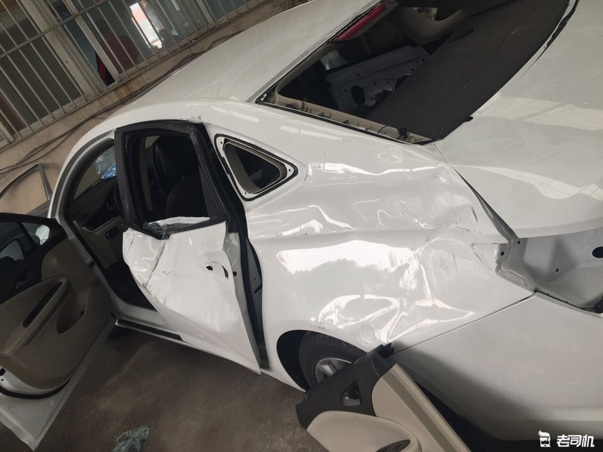 车撞到墙掉了漆该不该走保险,汽车被砸一直不报保险