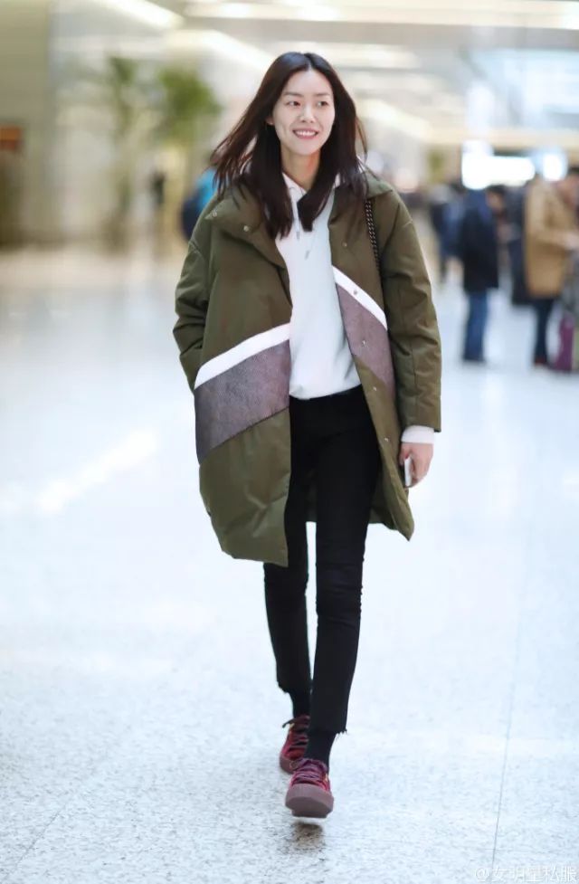 鹿晗刘昊然同款羽绒服,刘昊然中戏羽绒服机场