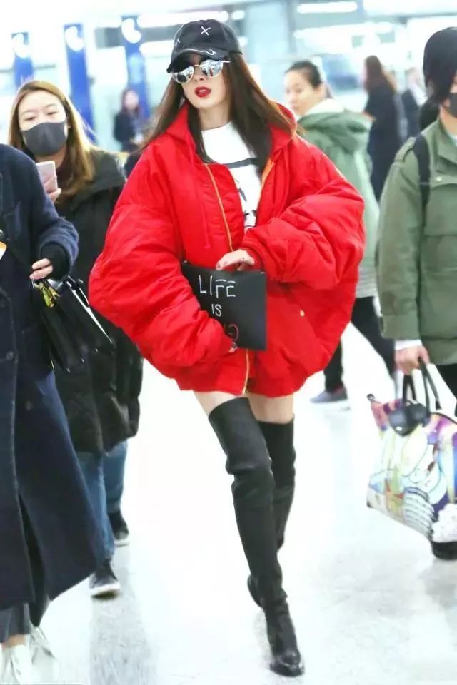 鹿晗刘昊然同款羽绒服,刘昊然中戏羽绒服机场