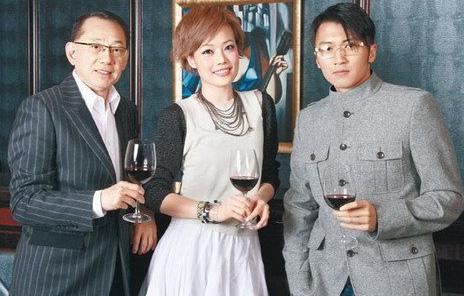 容祖儿为导盲犬服务中心献爱心，英皇老板杨受成一家同在现场