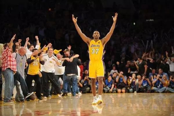 撞断别人两根肋骨,罗德曼和乔丹打过几次总决赛