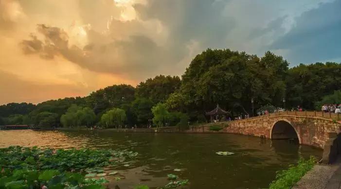 借得一把西湖伞，莫负江南雨一蓑