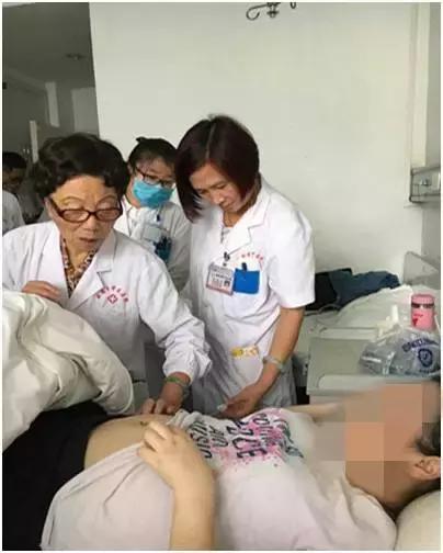 双胞胎产妇命悬一线医生极力抢救,宫内孕双胞胎