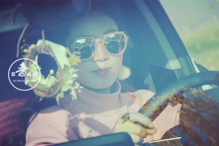 开着宝马的女生视频,开宝马的女人自拍