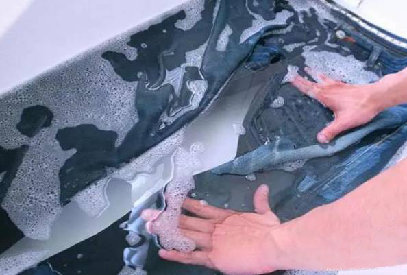 黑色牛仔裤被84烧掉色了怎么补色,牛仔裤掉色怎么处理才能再恢复