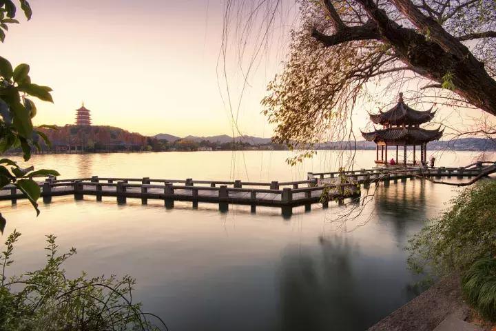 借得一把西湖伞，莫负江南雨一蓑