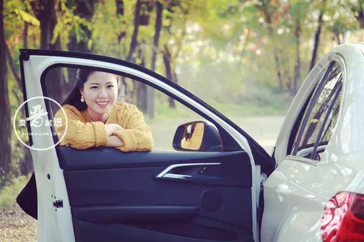 开着宝马的女生视频,开宝马的女人自拍