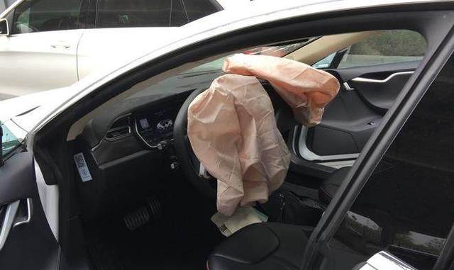 奔驰被特斯拉撞,奔驰特斯拉相撞奔驰车主