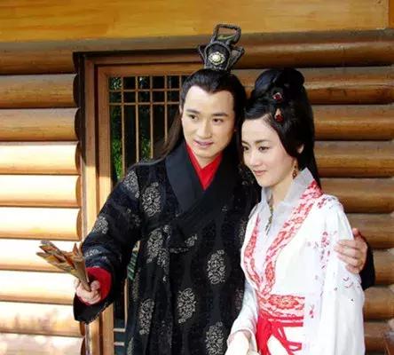 借得一把西湖伞，莫负江南雨一蓑