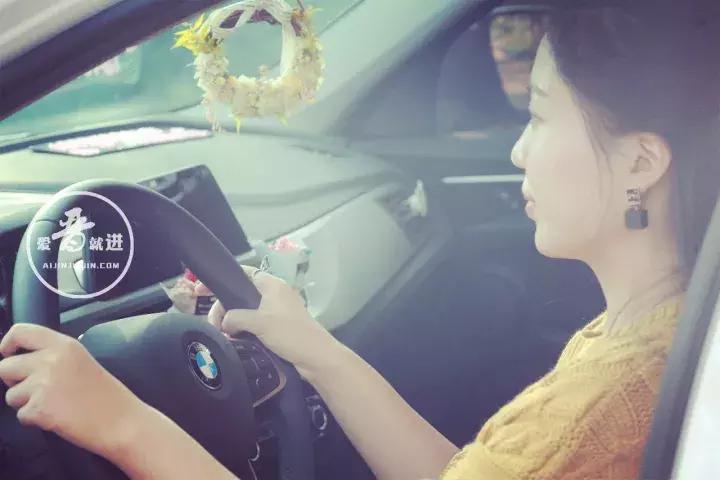 开着宝马的女生视频,开宝马的女人自拍