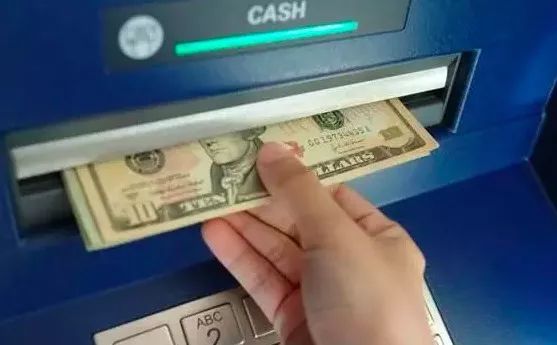 华人换币套路骗术,华人私下换钱被抢劫7万美元