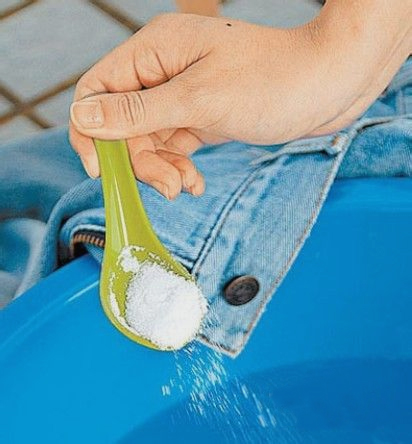 黑色牛仔裤被84烧掉色了怎么补色,牛仔裤掉色怎么处理才能再恢复